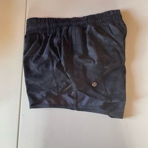 Lululemon camo shorts size 6 EUC